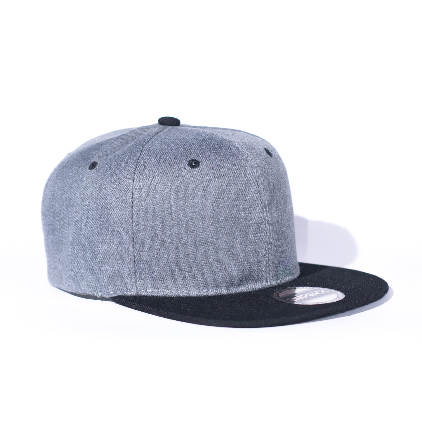 SNAPBACK ESTANDAR COLOR GRIS BLANCO