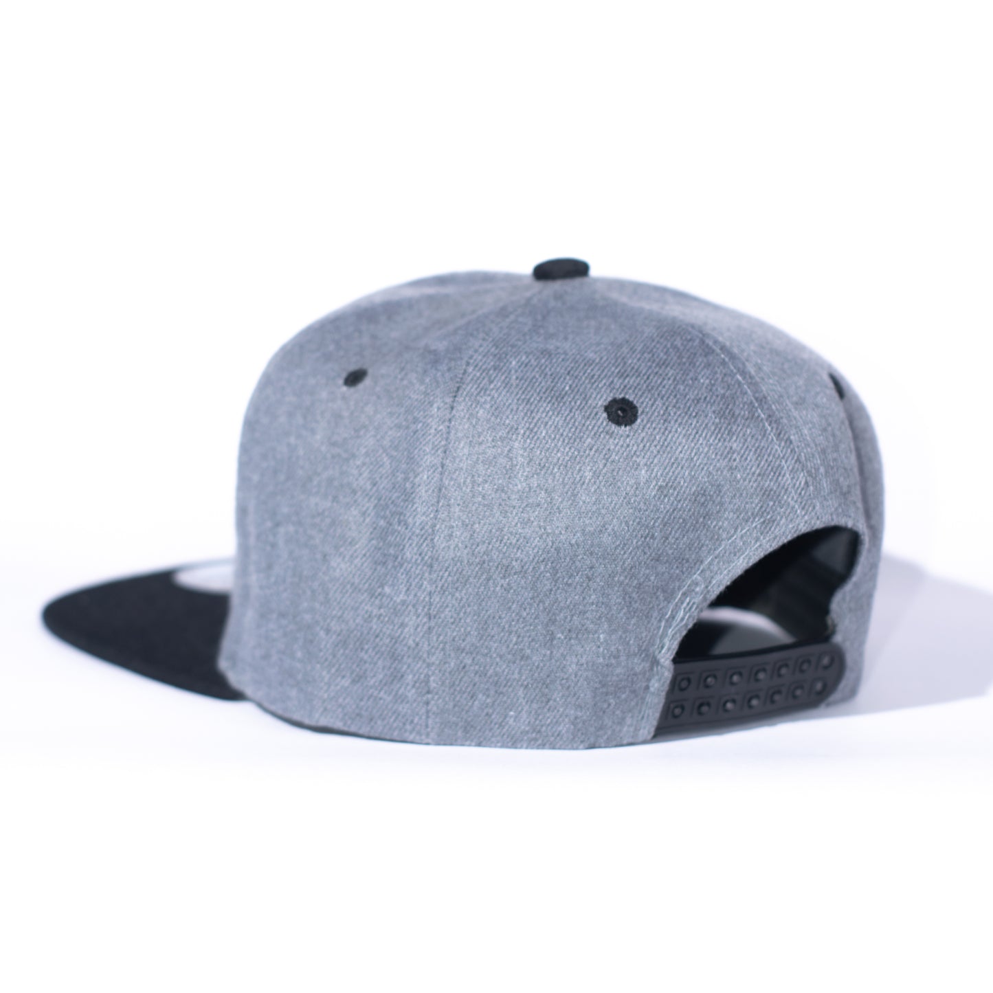 SNAPBACK ESTANDAR COLOR GRIS BLANCO